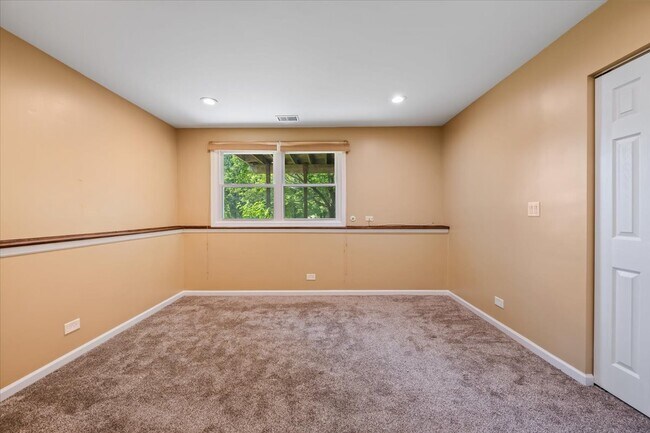 Building Photo - 371 Larchmont Ct