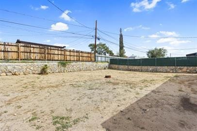 Building Photo - 3 bedrooms 1 bathroom with all tile flooring