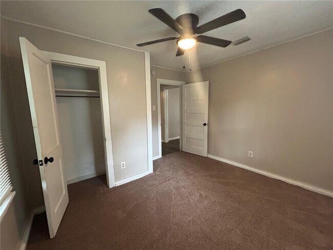 Building Photo - 905 Pansy Ct
