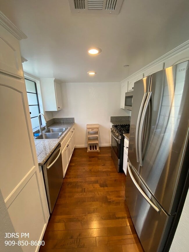 Building Photo - Monrovia 2 Bedroom Townhouse