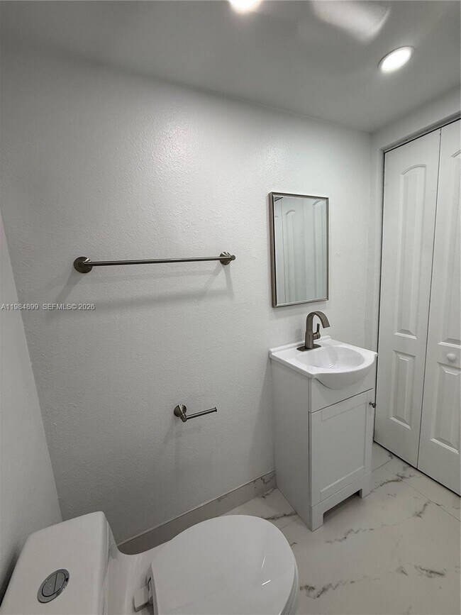 Building Photo - 9365 Fontainebleau Blvd