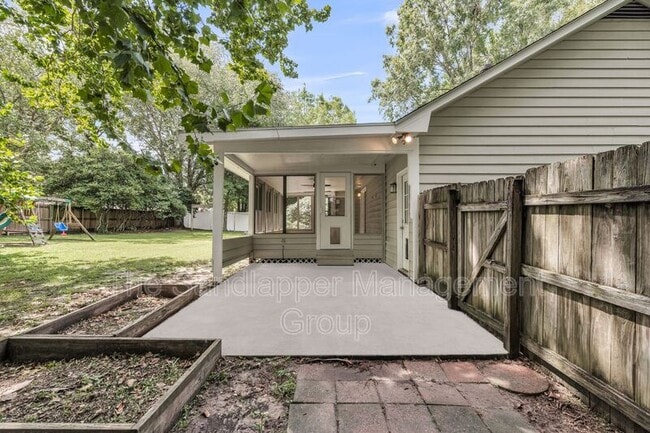 Building Photo - 18 Paddlecreek Ave