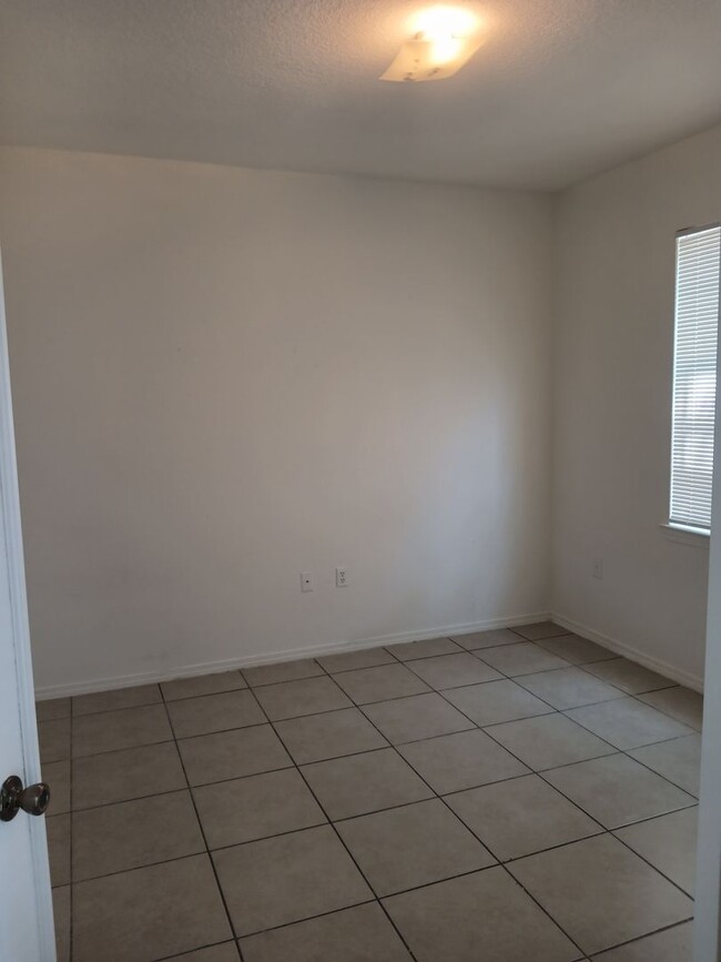 Building Photo - $500 OFF FIRST MONTH FOR THIS 2 BEDROOM 1 ...