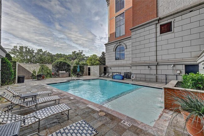 Building Photo - 1025 S Shepherd Dr