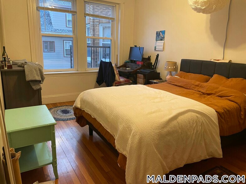 Building Photo - 170 Maple St