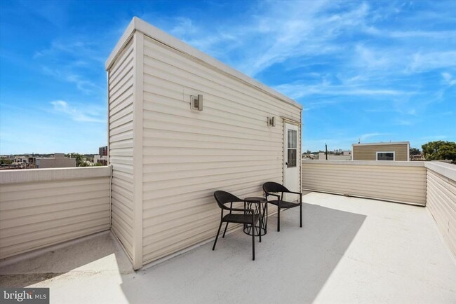 Building Photo - 2220 E Harold St