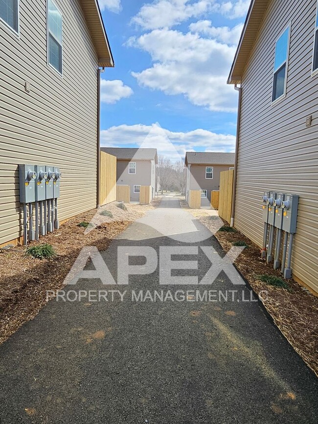 Building Photo - AVALON TOWNHOMES – BRAND NEW 2 Bd/2.5 Ba T...