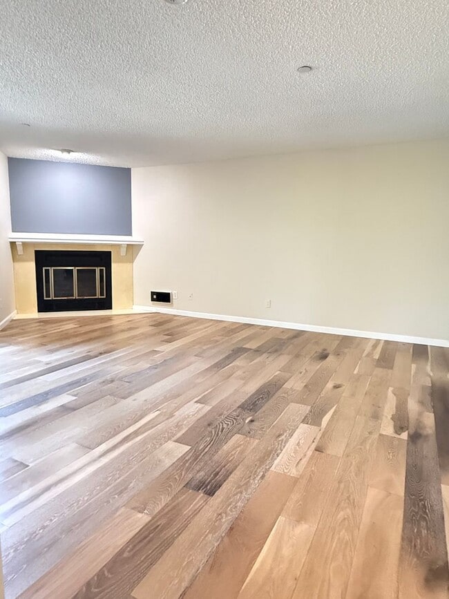 Building Photo - Well Maintained 2BD/2BTH Lynnwood Condo for Lease in Gated Community!