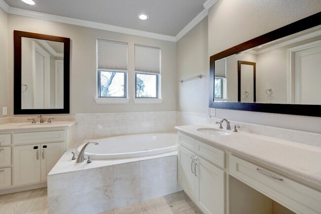 Building Photo - 8906 Lakeshore Bend Dr