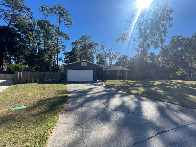 Building Photo - 3/2 (Valwood) This beautifully refreshed h...