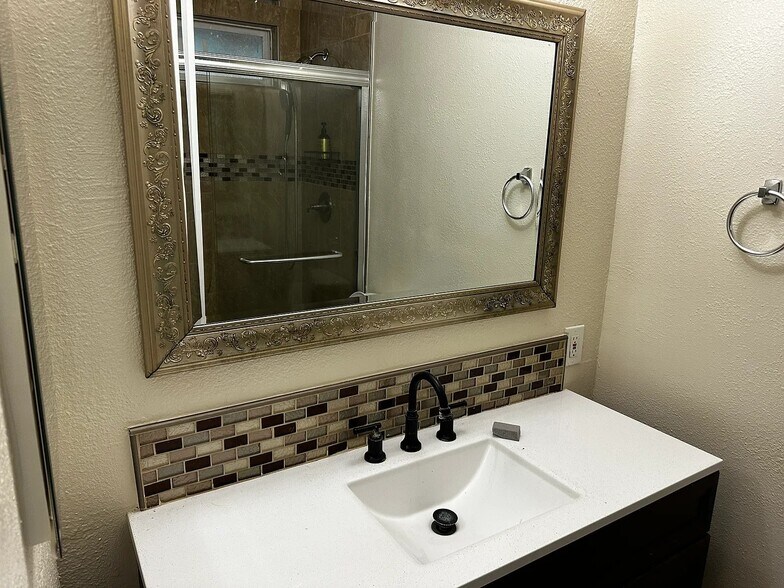 Building Photo - 3740 Kenton Ct