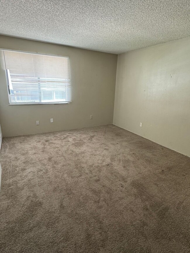 Building Photo - Second Level 3 Bed, 2 Bathroom Condo in Ro...