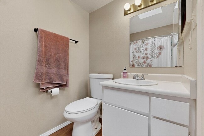 Building Photo - NE 2 Bedroom 2 Bath with Garage