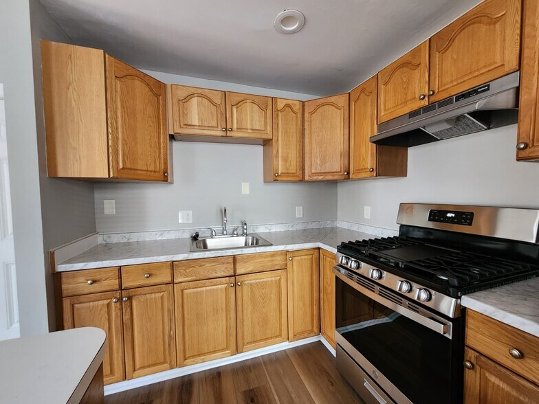 Building Photo - 425 Huntington St