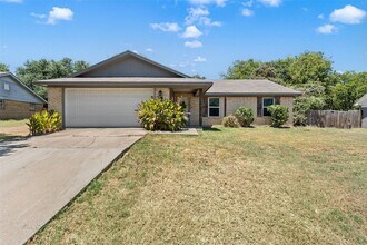 Building Photo - 705 Rosedale Dr