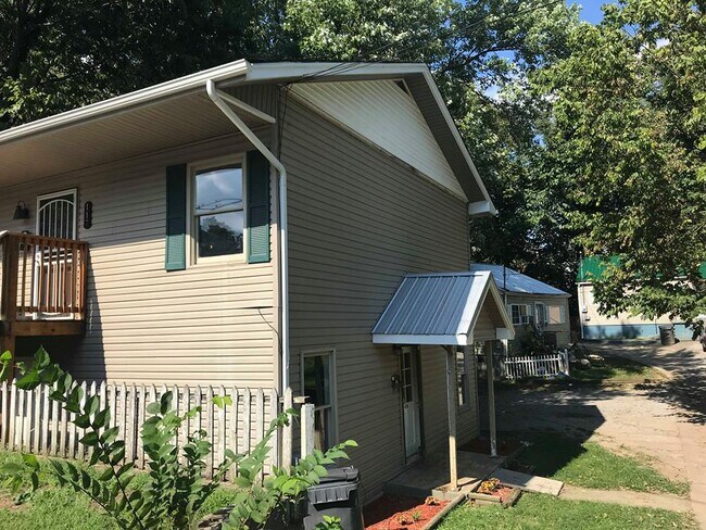 Primary Photo - 117 Moberly Ave, A & B