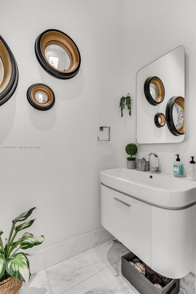 Building Photo - 230 W McIntyre St