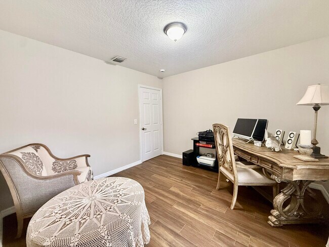 Building Photo - 212 Lone Pine Dr