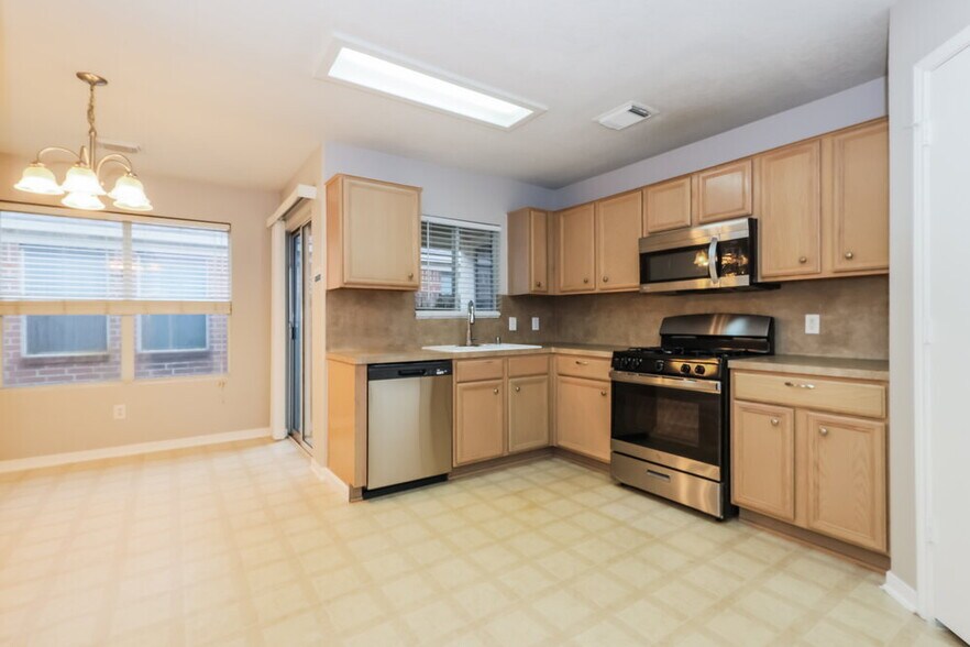 Building Photo - 18407 Knob Hill Lake Ln
