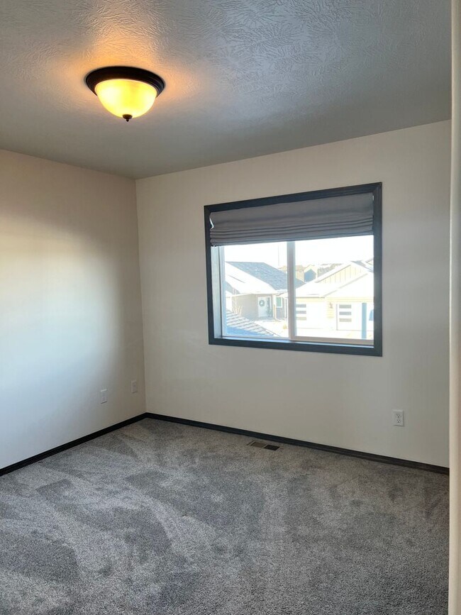 Building Photo - Leubecher Townhome