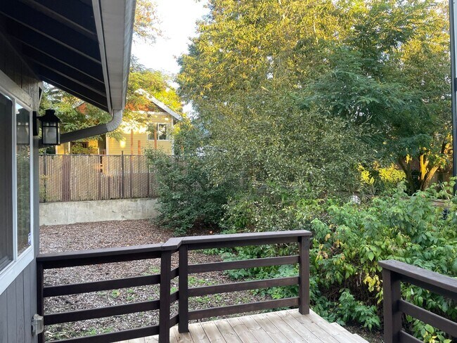 Building Photo - Welcome Home 3b/1ba Updated Home