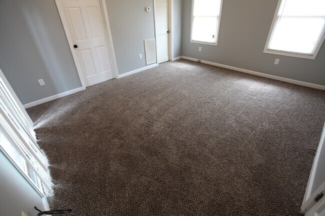 Building Photo - Remodeled 5bed/3.5 Bath House!