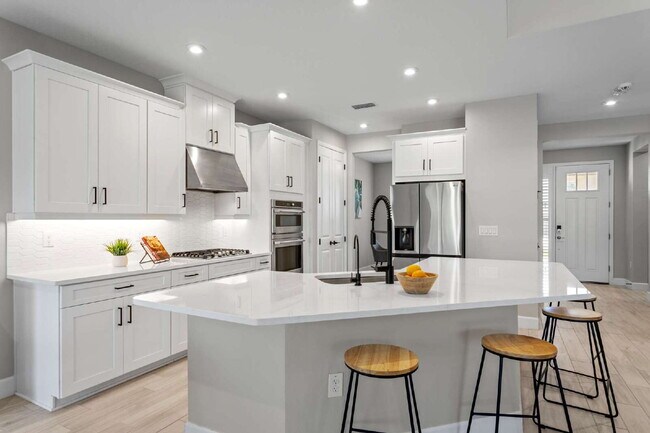 Building Photo - "Spacious 4-Bed, 4-Bath Retreat at 2612 Le...