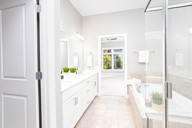Master bath - 828 Bobcat Ave