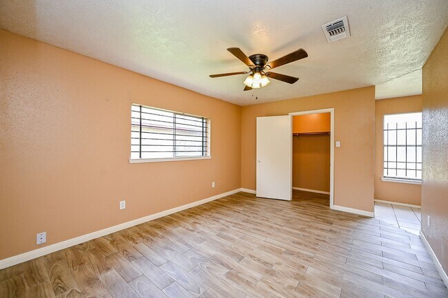 Building Photo - Nice 4 bd Rm Single Family Home