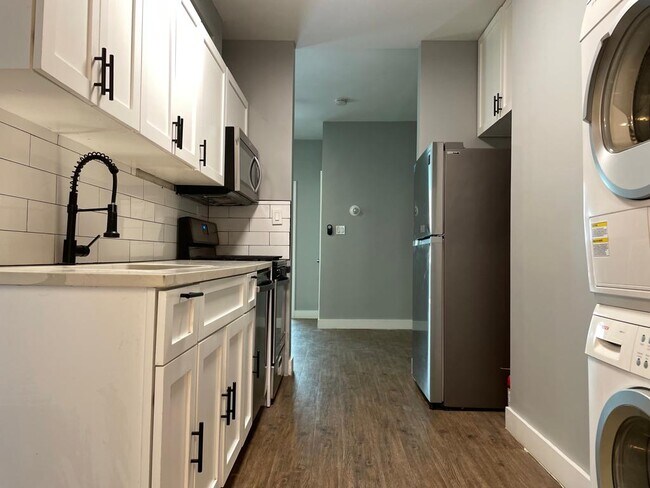 Building Photo - 418 3rd St