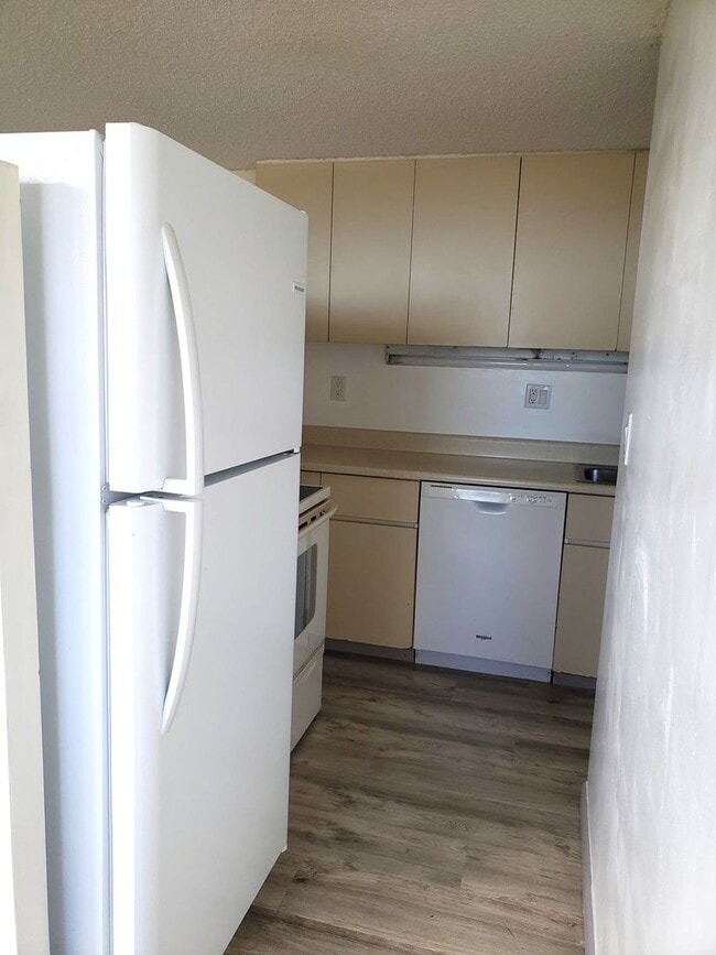 Building Photo - Century Park Plaza Condo - 1 bedroom, 1 bath, 1 parking - Avail 09/01/2026