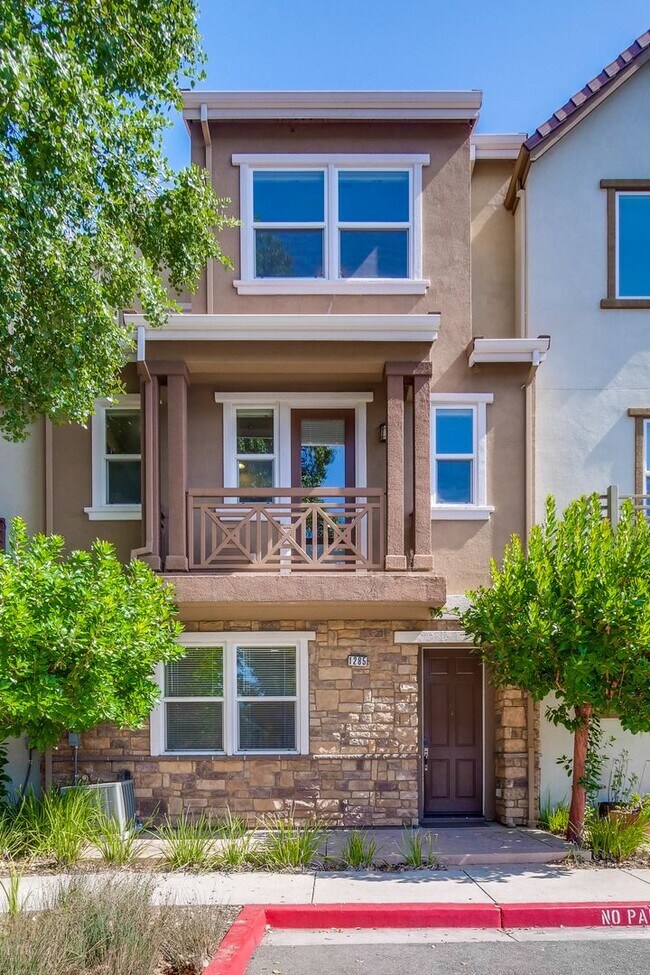 Building Photo - Excellent 4 Bed 2.5 Bath Town Home!
