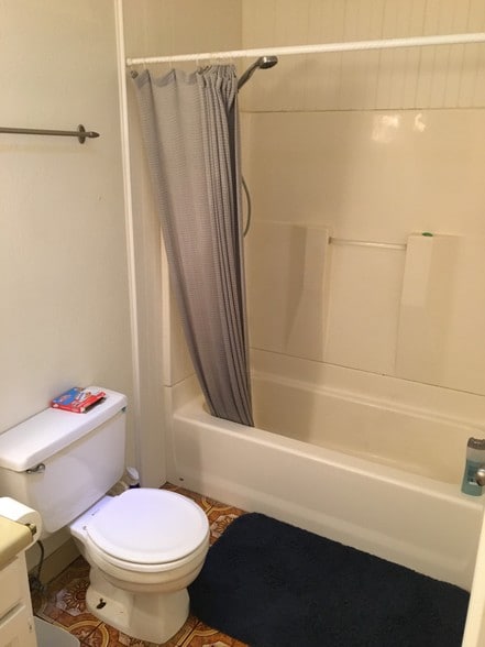 Bath - 4921 Dartmouth Dr
