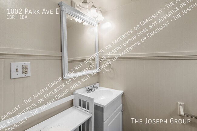 Building Photo - 1002 Park Ave E