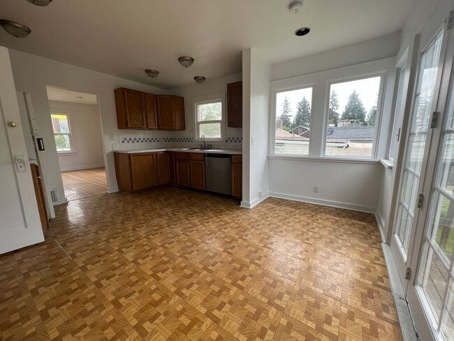 Building Photo - 3 Bedroom Greenwood Home!