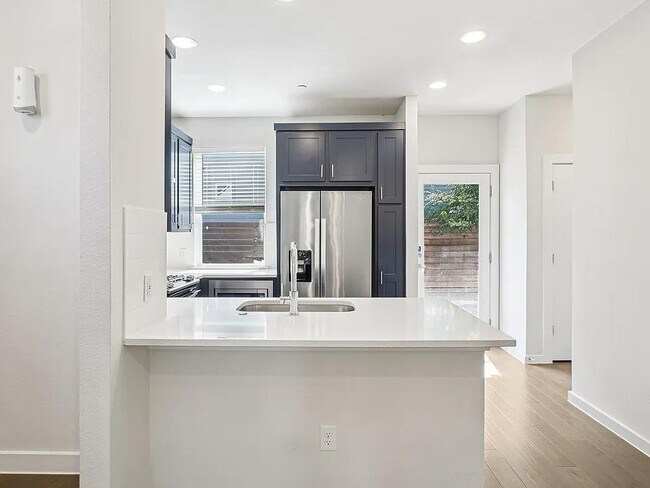 Building Photo - MOVE IN READY