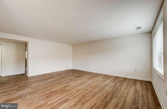 Building Photo - 5 Cross Keys Rd