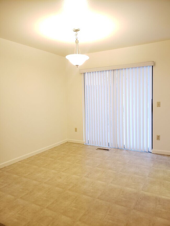Building Photo - 909 Gellatly Ave