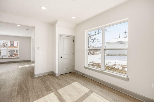 Building Photo - 391 Brehl Ave