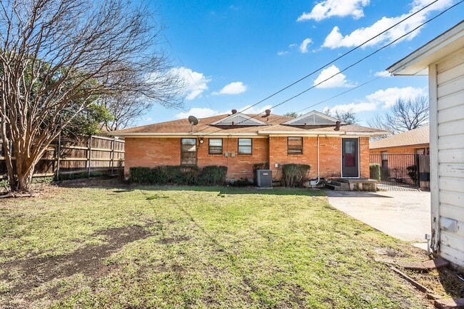 Building Photo - 2625 San Medina Ave