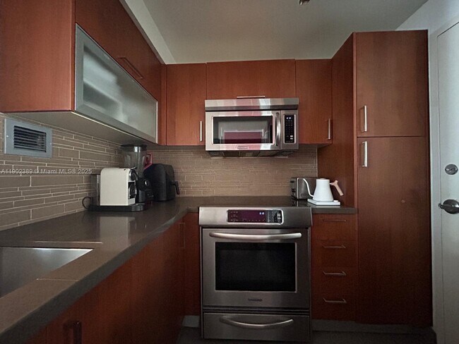 Building Photo - 1000 West Ave