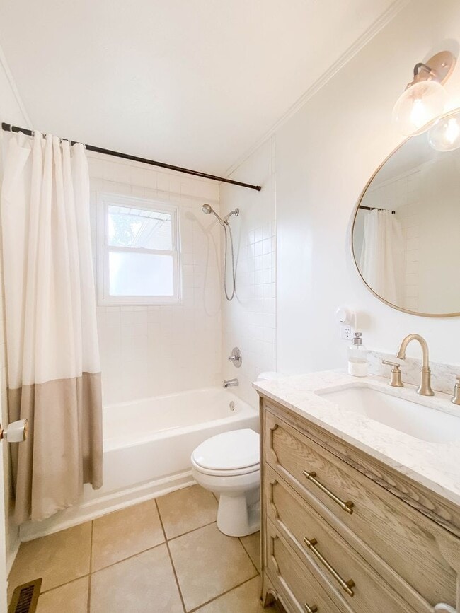 Building Photo - Beautiful 3 bedroom 2 bathroom brick home ...