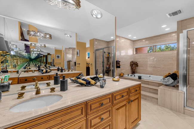 Building Photo - 216 W Kavenish Dr