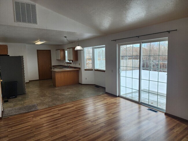 Building Photo - Newly remodeled 3 bedroom home!