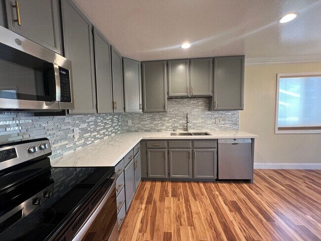 Building Photo - Modern & Renovated 2 Bed | 2 Bath Condo