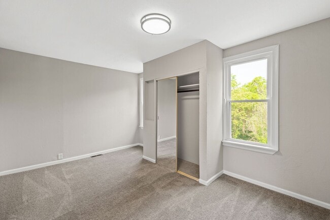Building Photo - Stunning 2 bedroom home in Carrick availab...