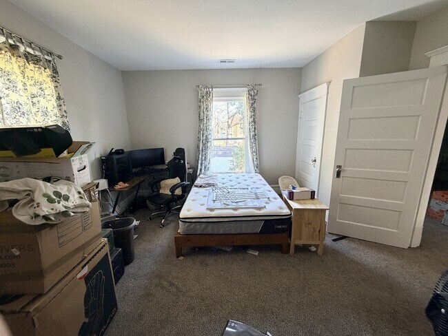 Building Photo - 124 Linden Ave