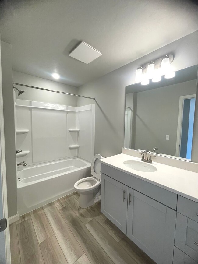 Building Photo - New 4 Bedroom Townhome