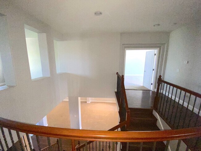 Building Photo - Top of the Hill - Gorgeous 5 Bedroom 3 Bat...