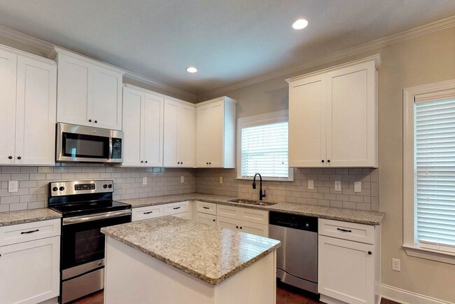 Building Photo - 708 Tree Top Trl